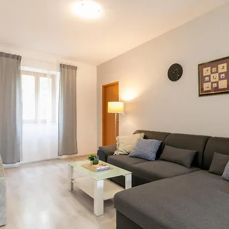 Apartment Jupiter Kastel With Swimming Pool Pula